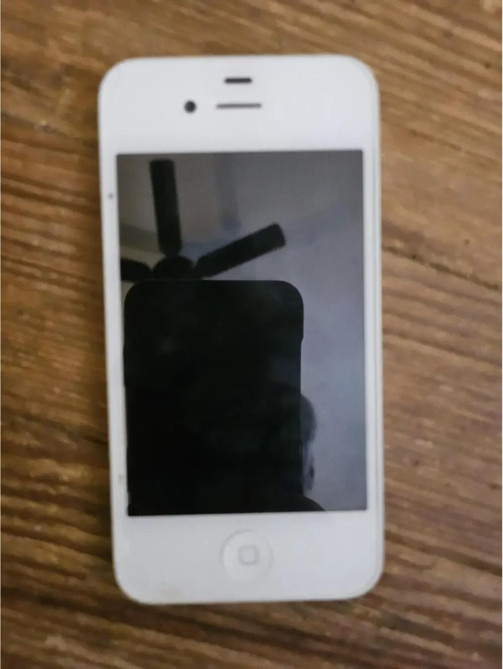 Apple iPhone 3 (i think) - White- charges and powers on. Working.